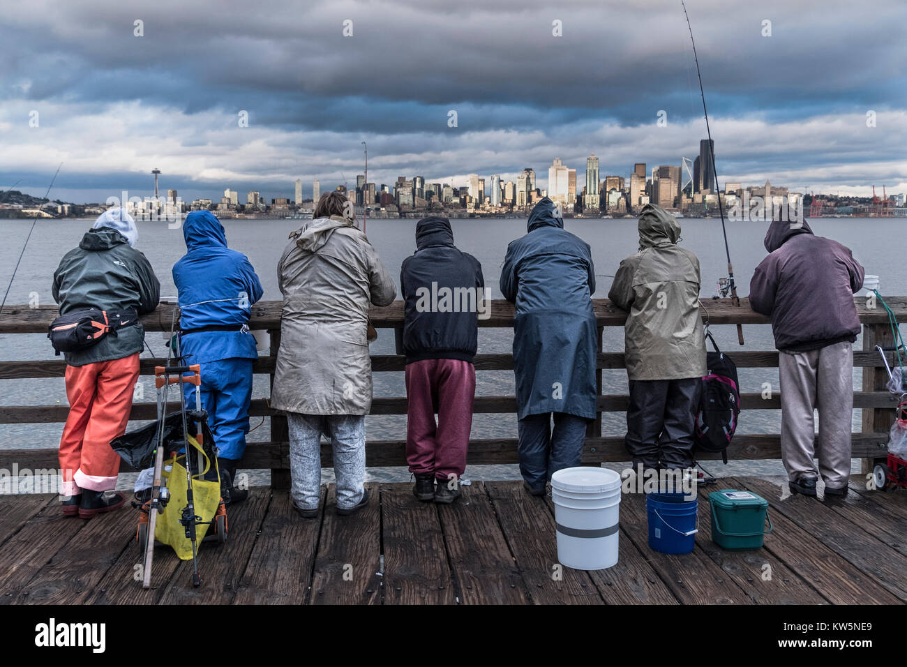 Les pêcheurs alignés dans la baie Elliott de Seattle, Washington, USA Banque D'Images