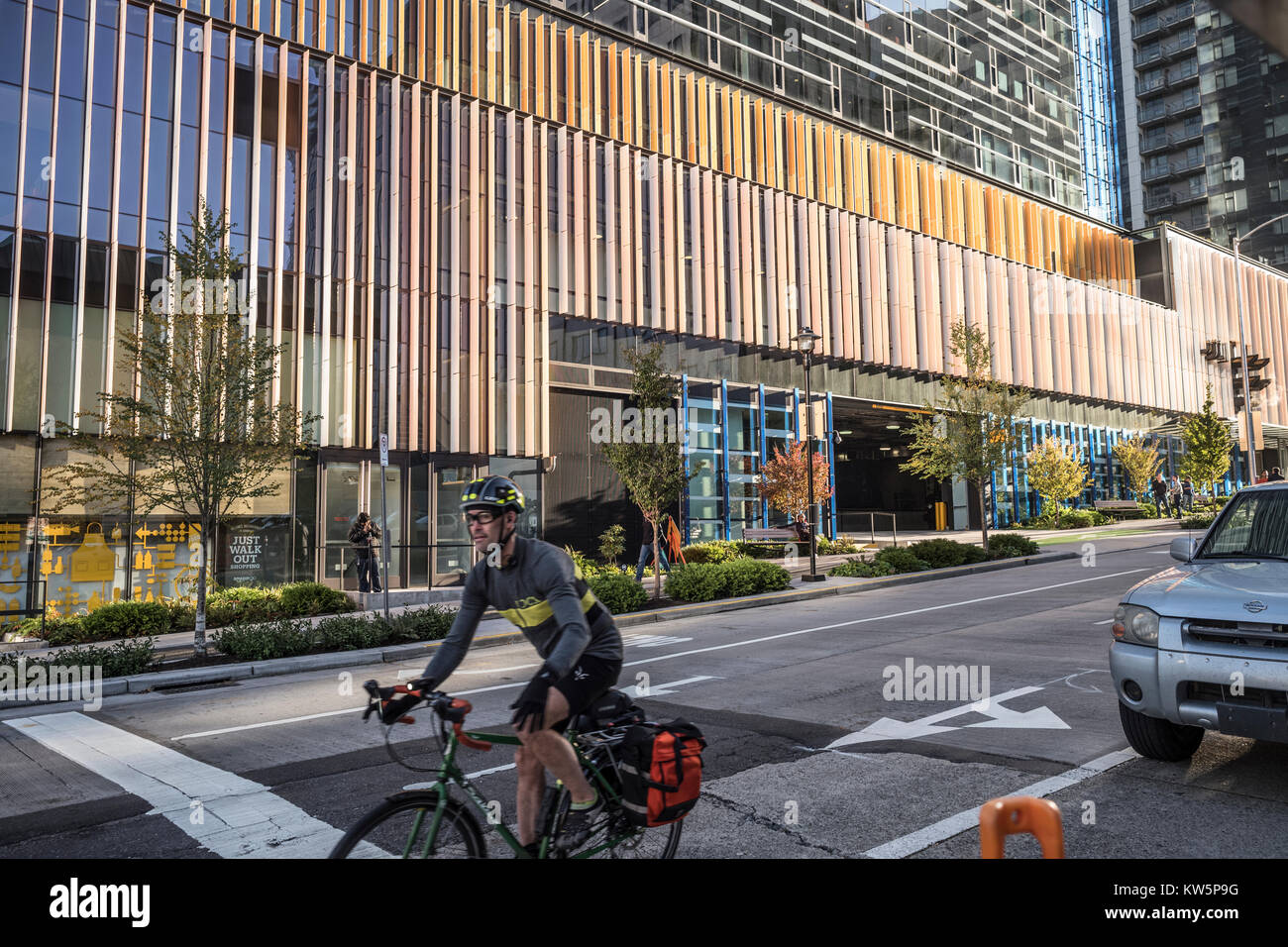 Cycliste sur la rue Blanchard en face de l'immeuble du siège de l'Amazone, Seattle, Washington, USA Banque D'Images