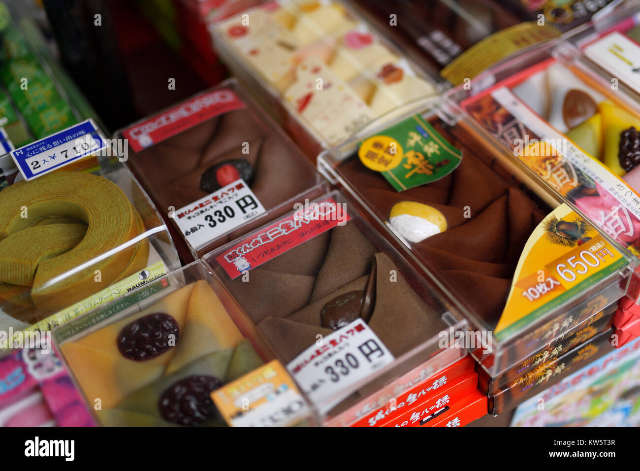 Confiserie traditionnelle japonaise, Miyagegashi bonbons souvenirs Yatsuhashi, triangles et Baumkuchen anneau matcha gâteaux de riz sur un présentoir à Kyot Banque D'Images