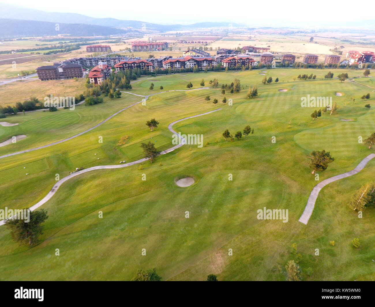 C'est une photo de la magnifique montagne Pirin et un très beau parcours de golf. Banque D'Images