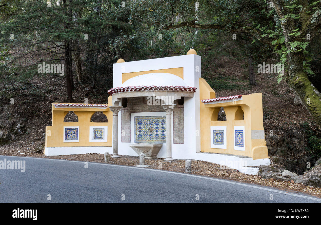 Fontaine à eau du 19ème siècle situé sur la route entre le village de Sintra et palais Monseratte, dans la montagne de Sintra, Portugal Banque D'Images