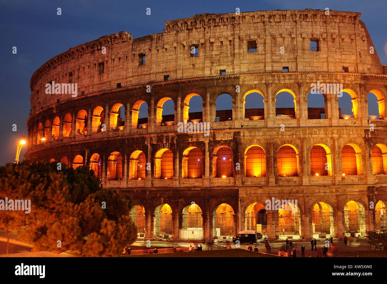Le Colisée romain à la nuit dans la ville éternelle de Rome. Banque D'Images