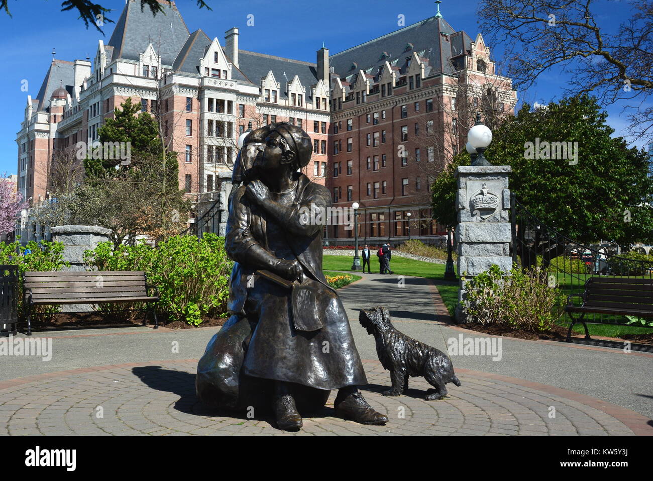 L'hôtel Empress de Victoria, en Colombie-Britannique, au Canada, ainsi qu'une sculpture en bronze de l'artiste Emily Carr et de son chien de compagnie. Banque D'Images