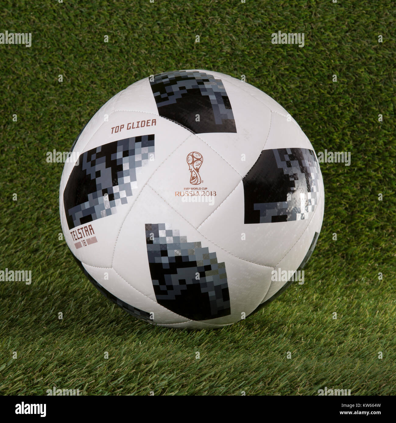 SWINDON, Royaume-Uni - 30 décembre 2017 : Adidas Telstar Haut de la Coupe du Monde de Football 2018 planeur, l'Officiel Matchball pour la Coupe du Monde 2018 en Russie. Banque D'Images