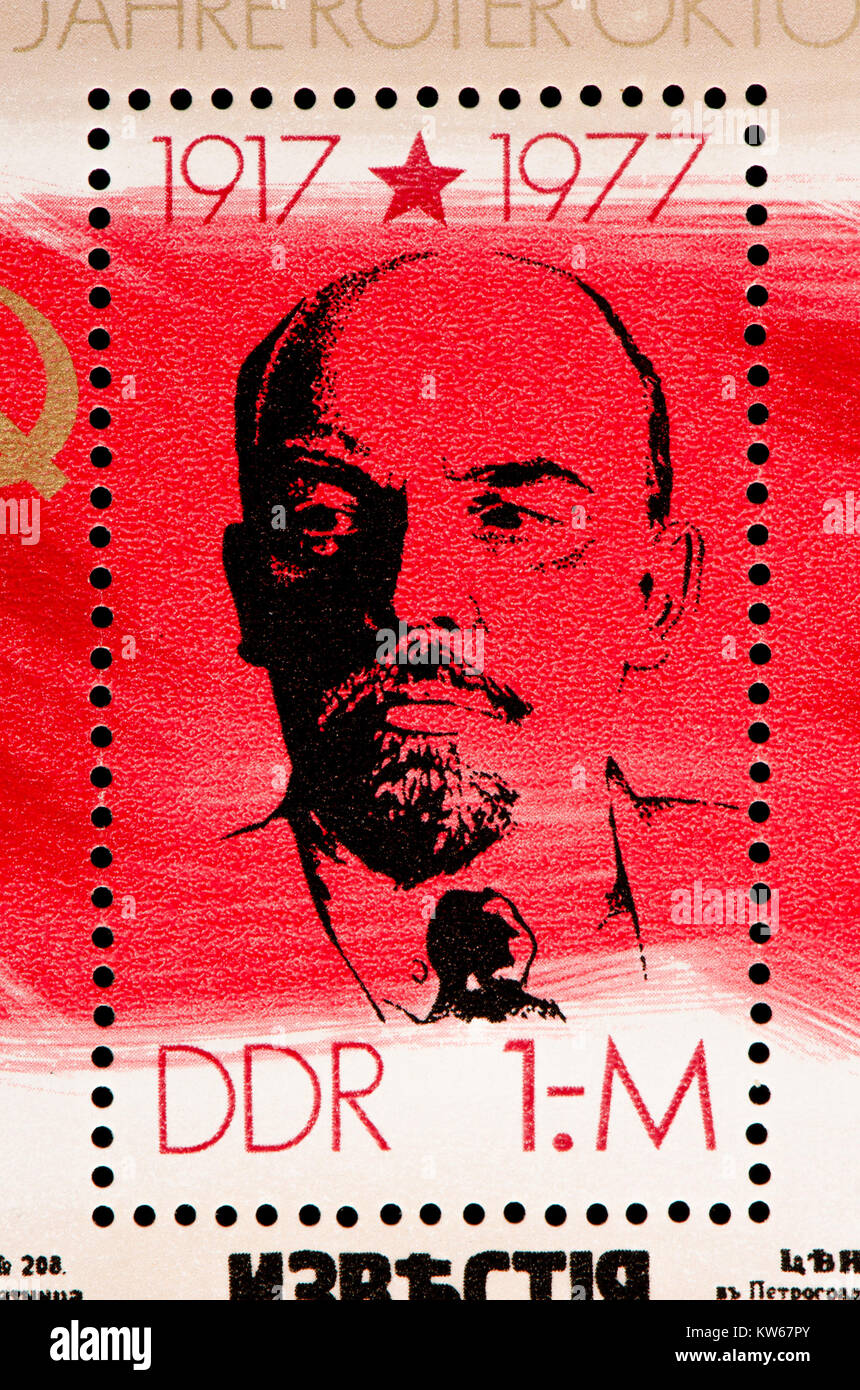 L'allemand de l'Est (DDR) timbre-poste (1977) : 60e anniversaire de la révolution d'octobre / Octobre Rouge - Lénine Banque D'Images
