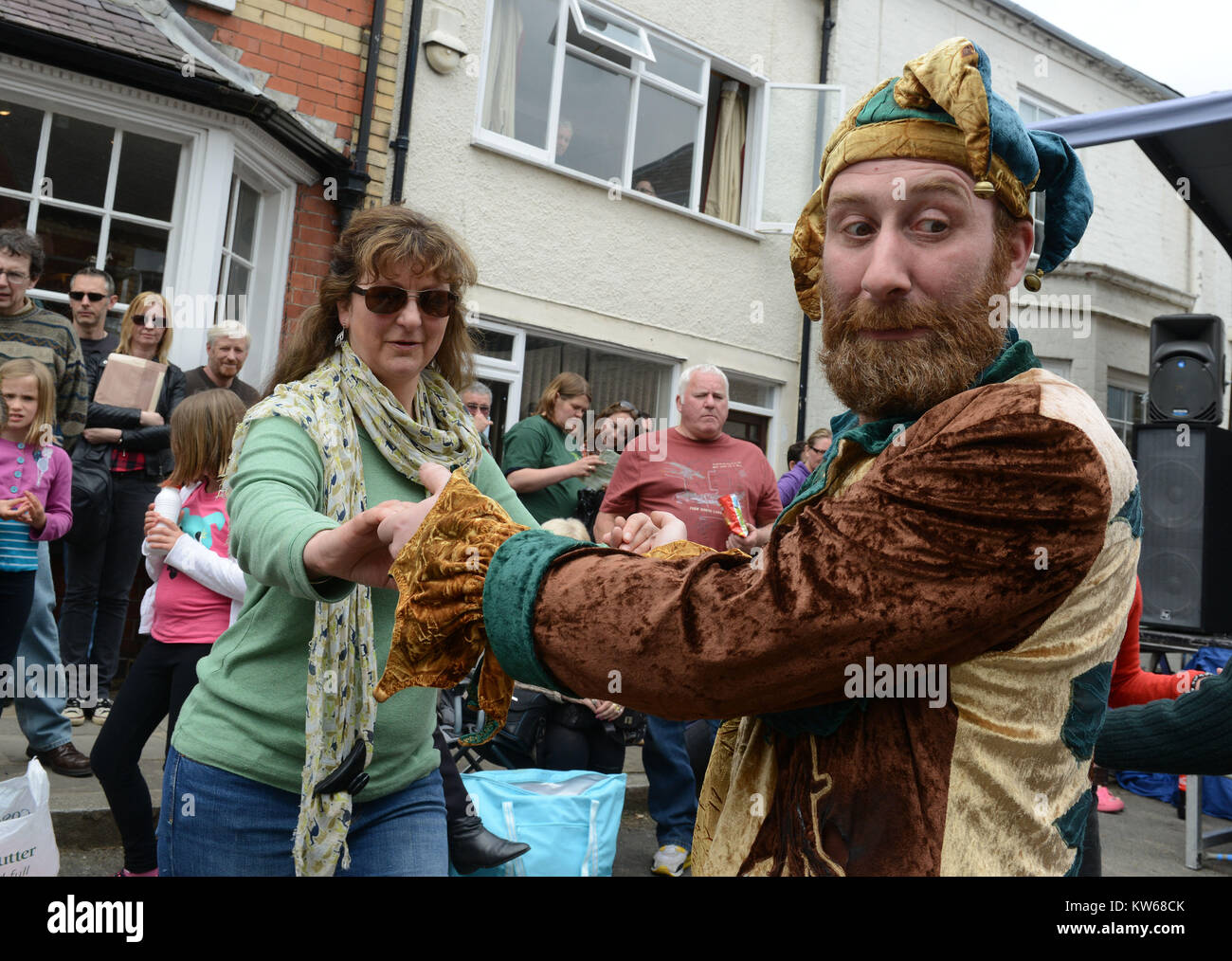 Le Green Man Festival à l'Oisans dans le Shropshire. Jack Bouffon Vert et Nicole Barnes de danser dans la rue. Banque D'Images