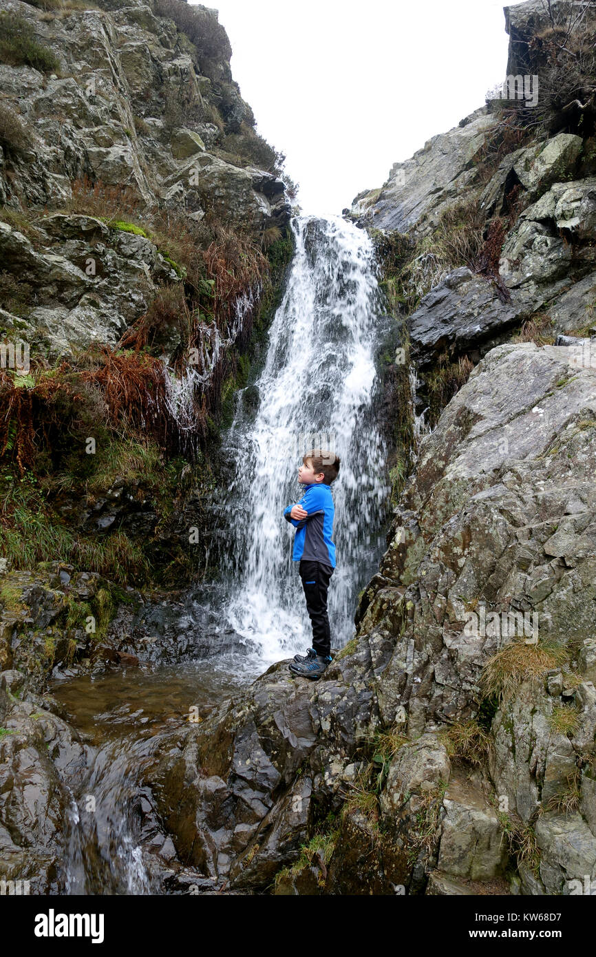 Jeune garçon enfant autour de cascade sur le long Mynd Hill dans le Shropshire England Uk Banque D'Images