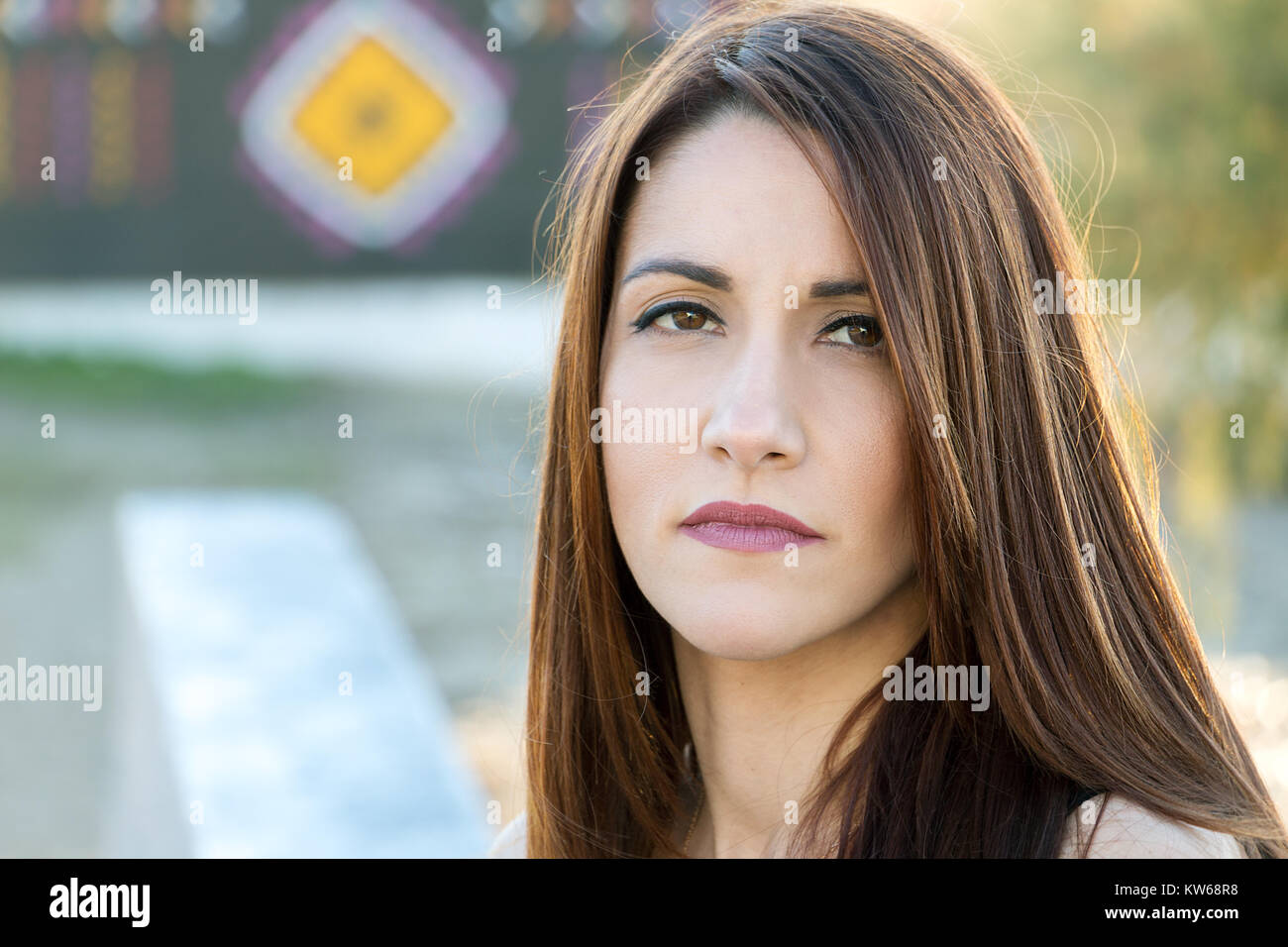 Portrait d'une femme, gros plan, vue avant, penser, pensive, à l'extérieur, le grec. Banque D'Images