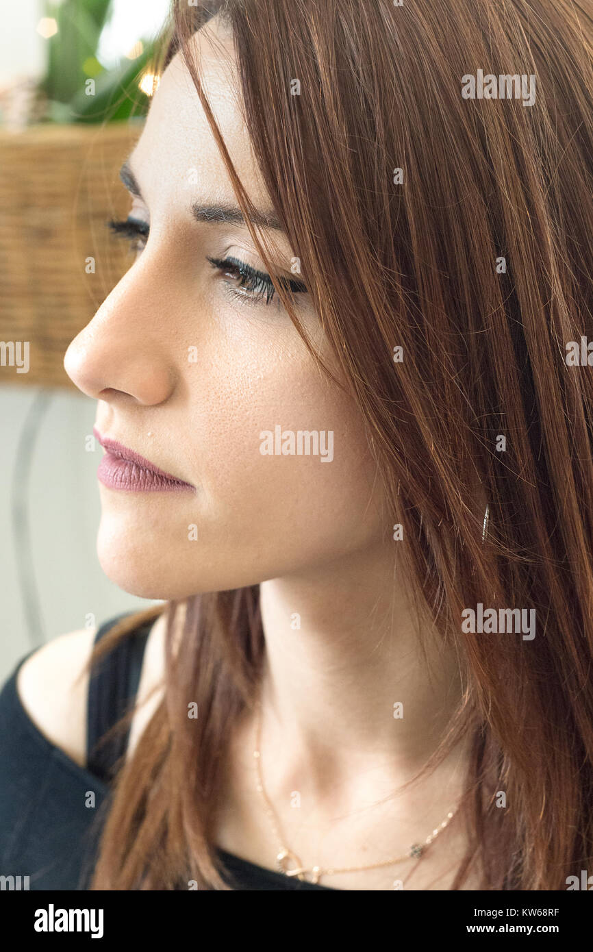 Portrait d'une femme, gros plan, Vue de profil, la pensée, pensive, le grec. Banque D'Images