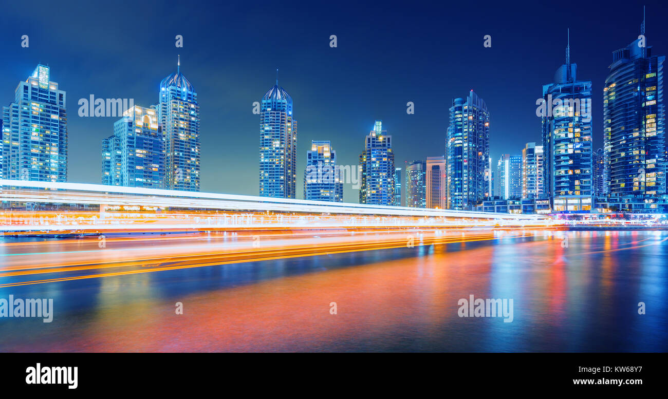 Soir sur canal occupé et de la promenade de Marina de Dubaï, Dubaï, Emirats Arabes Unis Banque D'Images