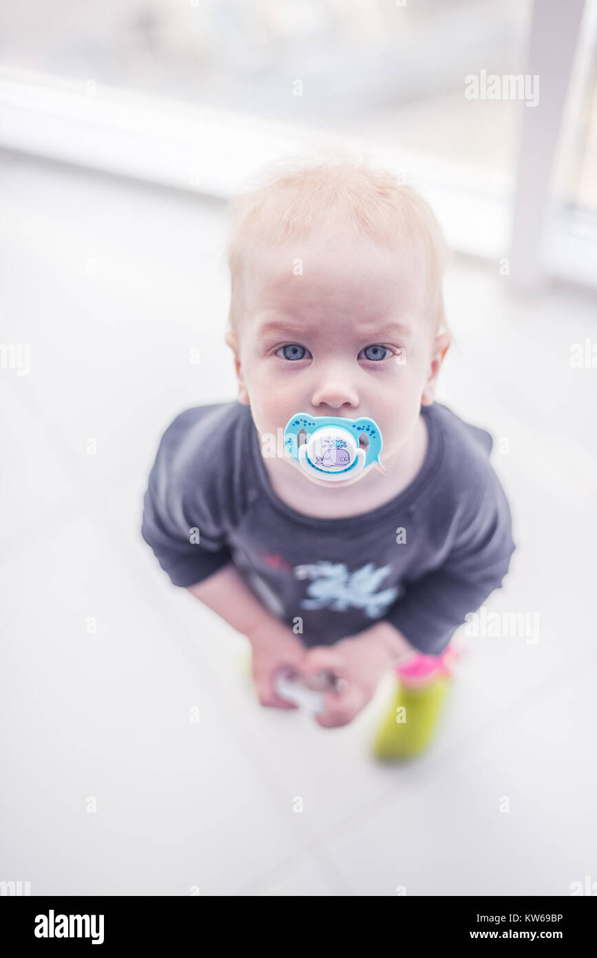 Mignon bébé avec tétine avec un fond blanc Banque D'Images