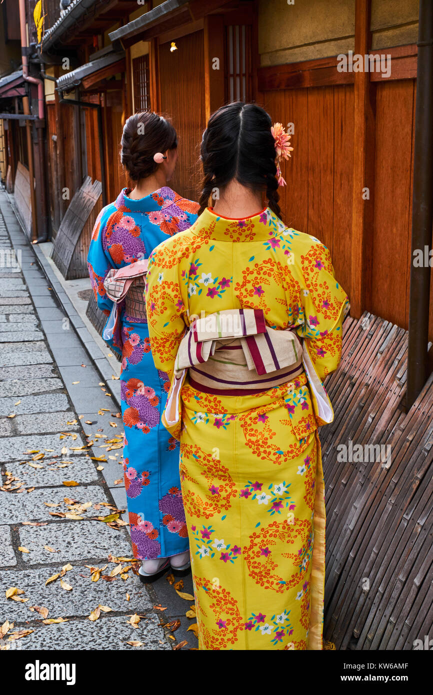 Le Japon, l'île de Honshu, région du Kansai, Kyoto, Geisha de Gion, ancien salon, jeunes femmes en kimono Banque D'Images