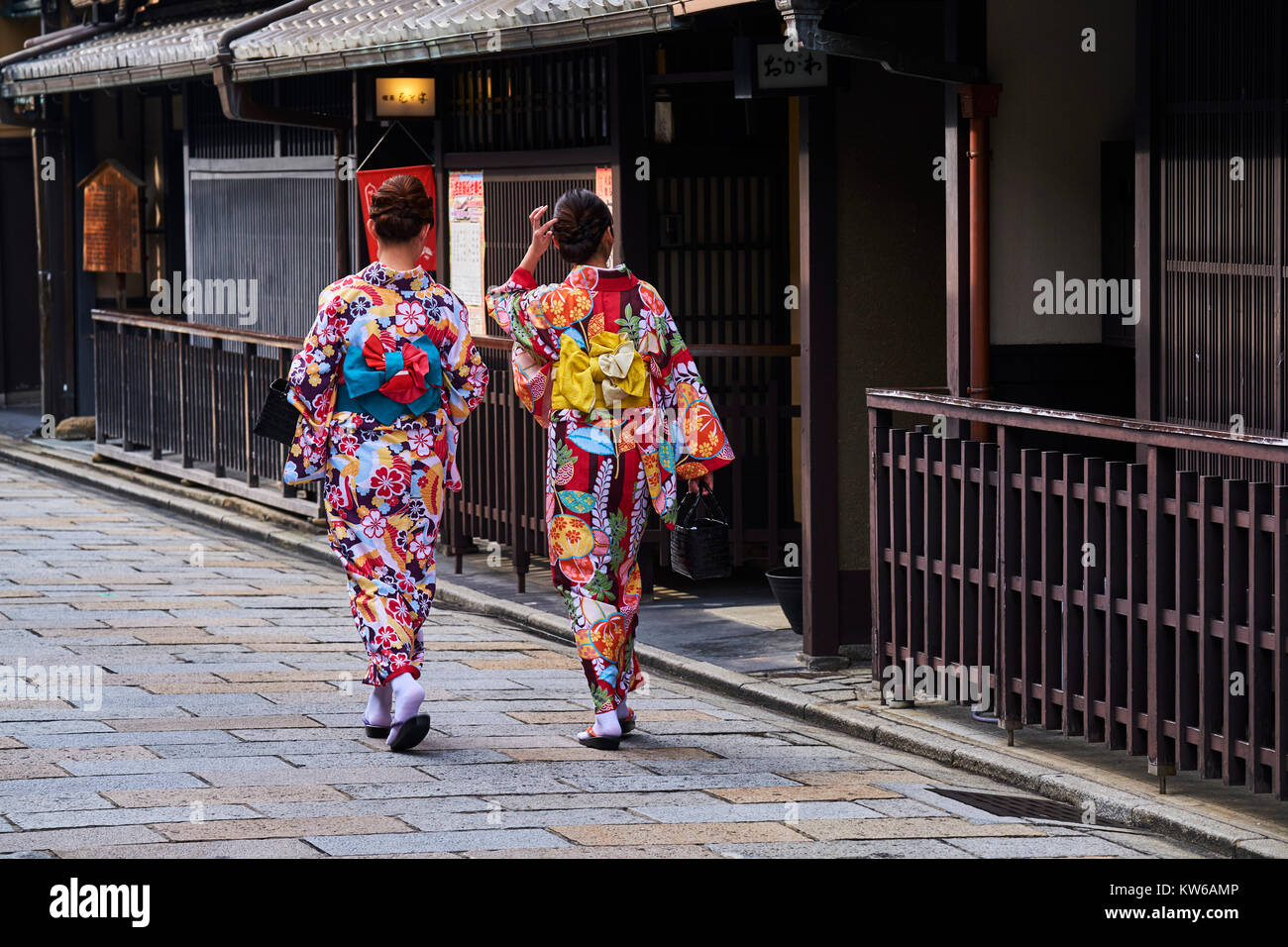 Le Japon, l'île de Honshu, région du Kansai, Kyoto, Geisha de Gion, ancien salon, jeunes femmes en kimono Banque D'Images
