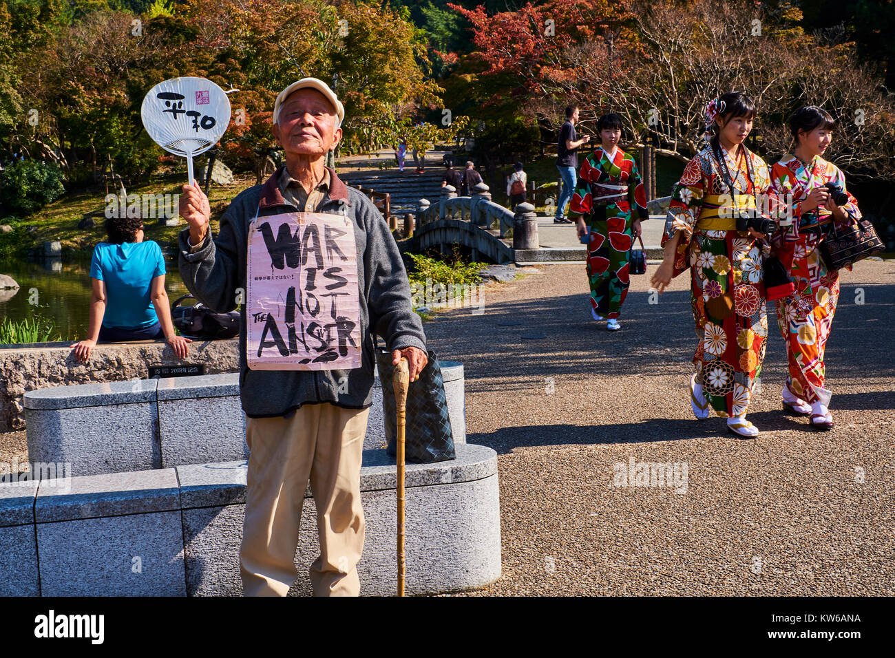 Le Japon, l'île de Honshu, région du Kansai, Kyoto, parc Maruyamakoen, les jeunes femmes en kimono Banque D'Images