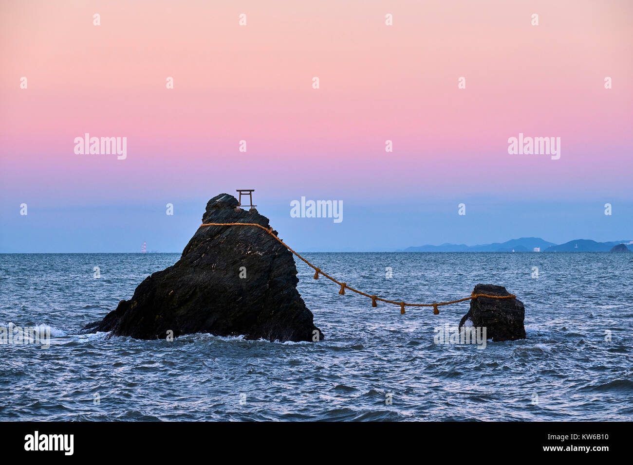 Le Japon, l'île de Honshu, Ise Shima, région de Mie, Futami, Meoto-Iwa (Wedded Rocks), deux roches considérées comme hommes et femmes, s'est joint en mariage de cale Banque D'Images