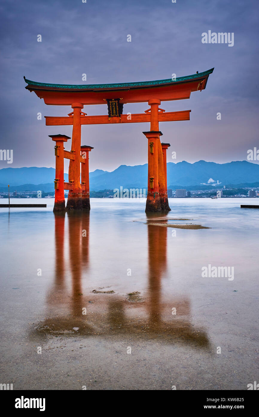 Le Japon, l'île de Honshu, l'île de Miyajima, le Miyajima de torii flottant d'Itsukushima, Site du patrimoine mondial de l'UNESCO Banque D'Images