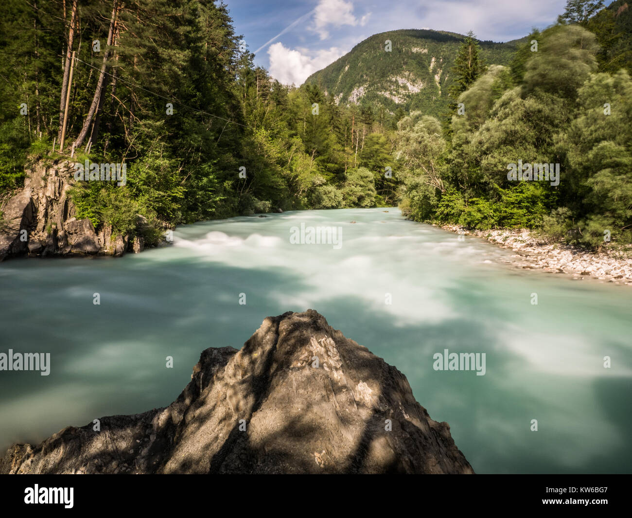 La rivière Soca en Slovénie sur une journée ensoleillée Banque D'Images