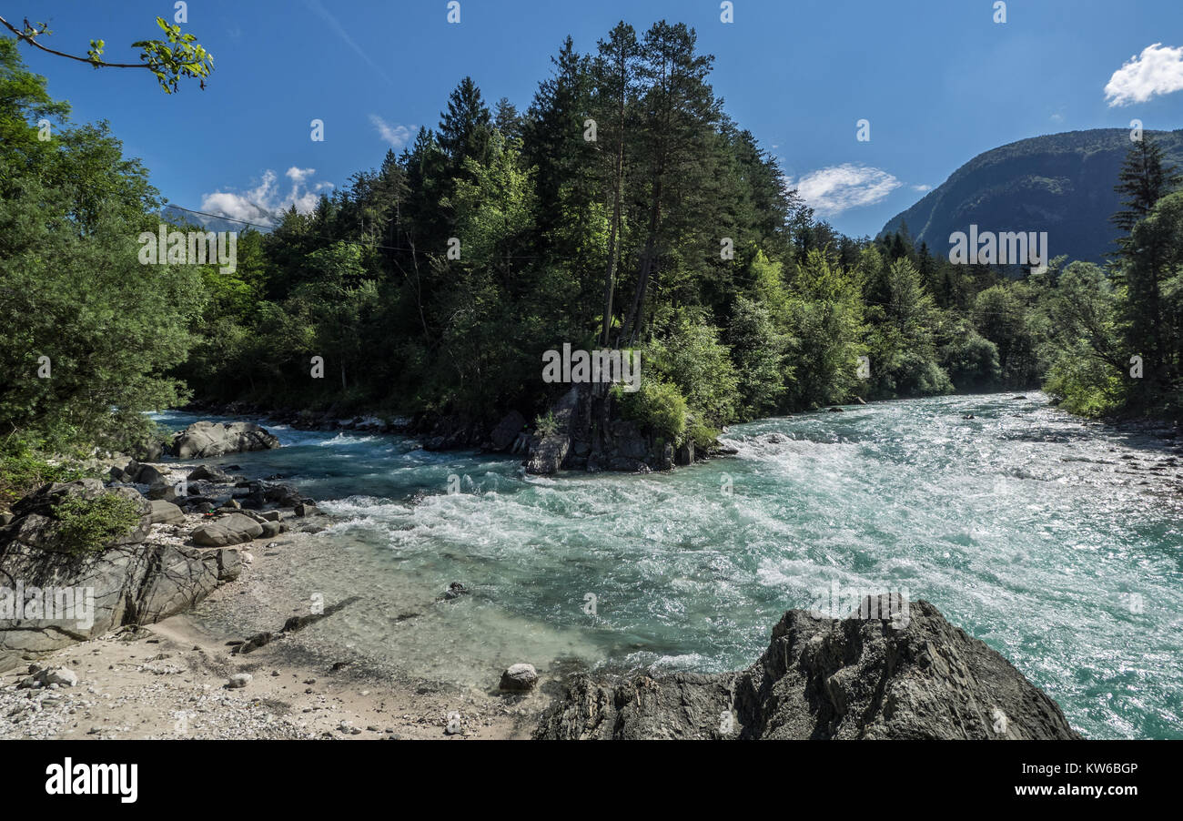 La rivière Soca en Slovénie sur une journée ensoleillée Banque D'Images
