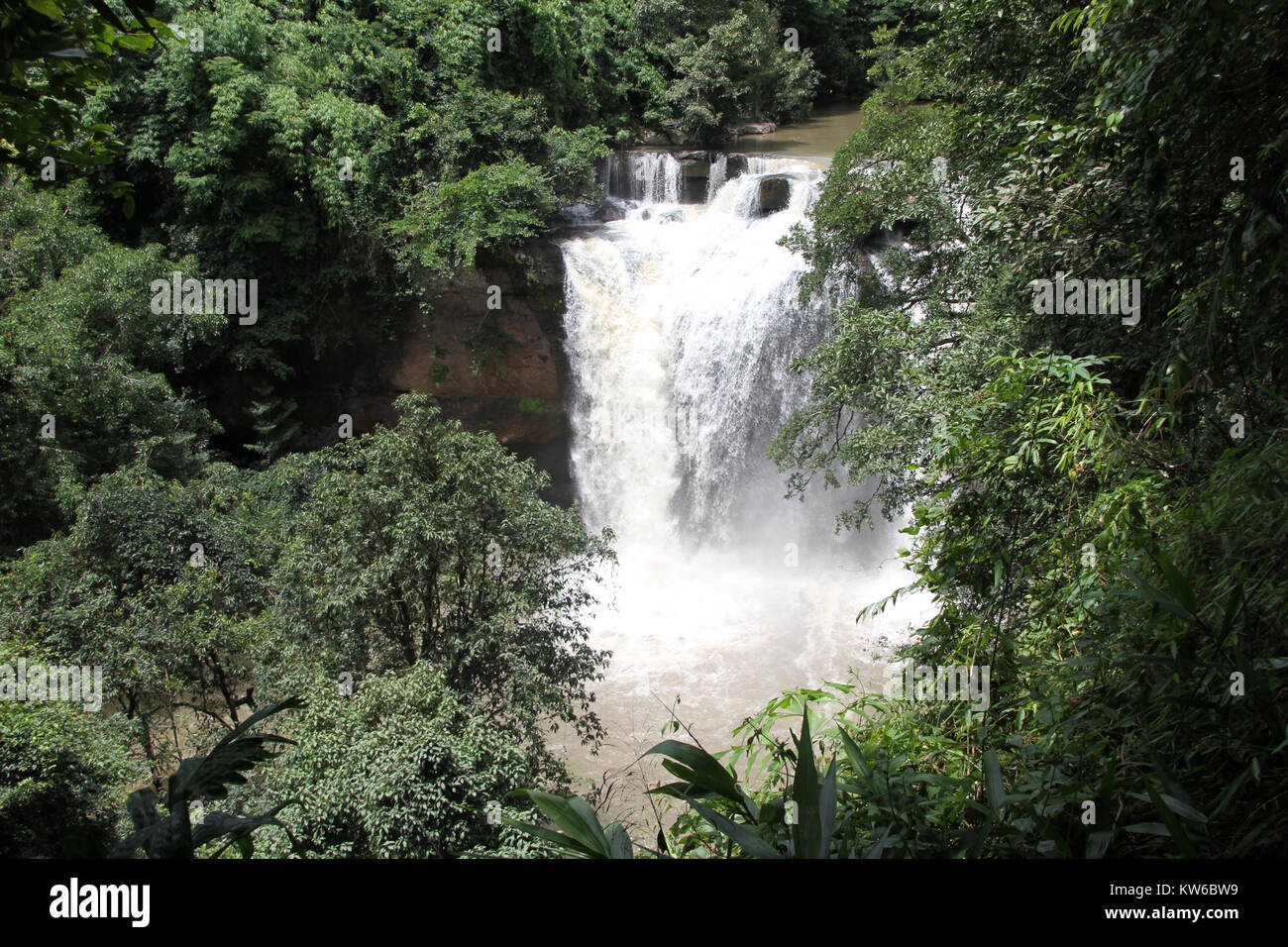 Cascade Haew Suwat dans le parc national Khao Yai, Thaïlande Banque D'Images