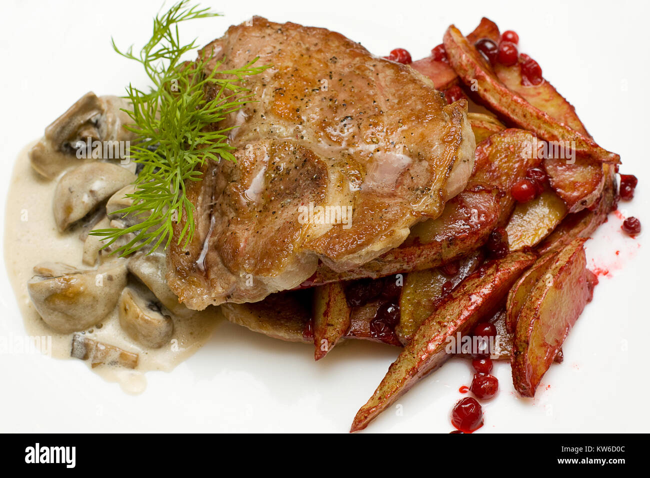 Viande gastronomique avec des canneberges et pommes de terre - cuisine scandinave Banque D'Images