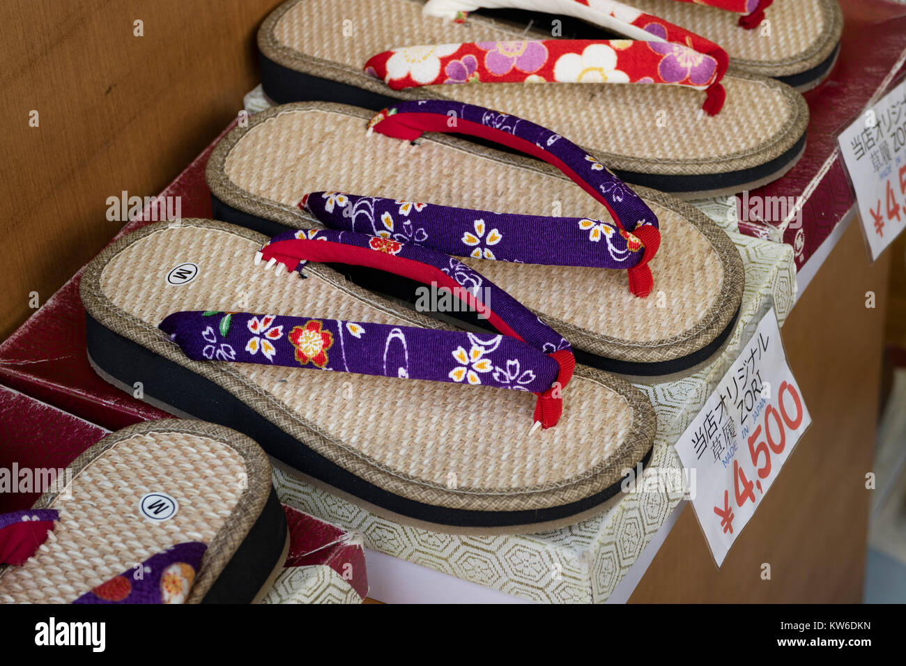 Tokyo - Japon, le 19 juin 2017 : Boutique avec des chaussons traditionnels japonais, appelé zori à vendre Banque D'Images