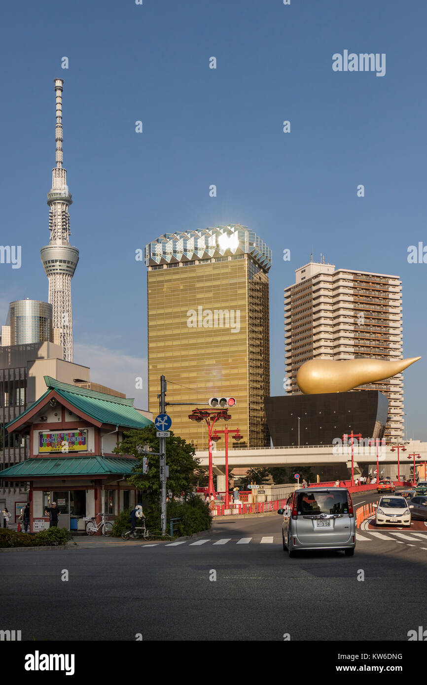 Tokyo - Japon, le 19 juin 2017 : Skyline avec theTokyo Sky Tree et l'Asahi beer tour à la rive est de la rivière Sumida, Tokyo Sumida dans Banque D'Images
