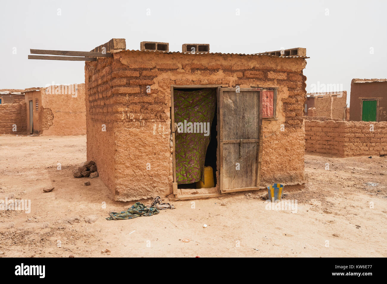Maison typique dans les bidonvilles ot canton sans électricité ni eau courante, banlieue de Ouagadougou, Burkina Faso, Afrique de l'Ouest. Banque D'Images