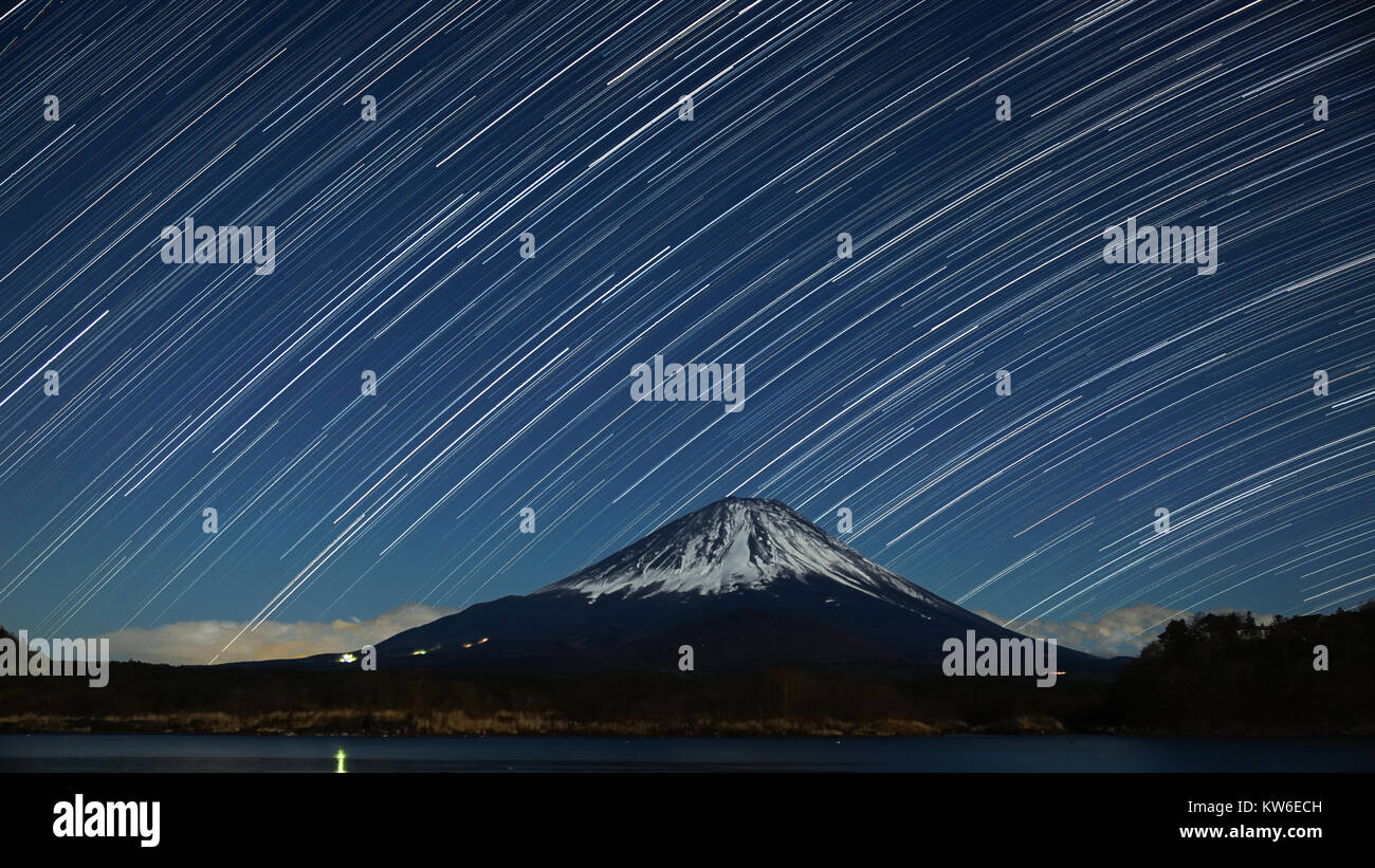 Nightview du Mont Fuji avec startrails en hiver. Banque D'Images