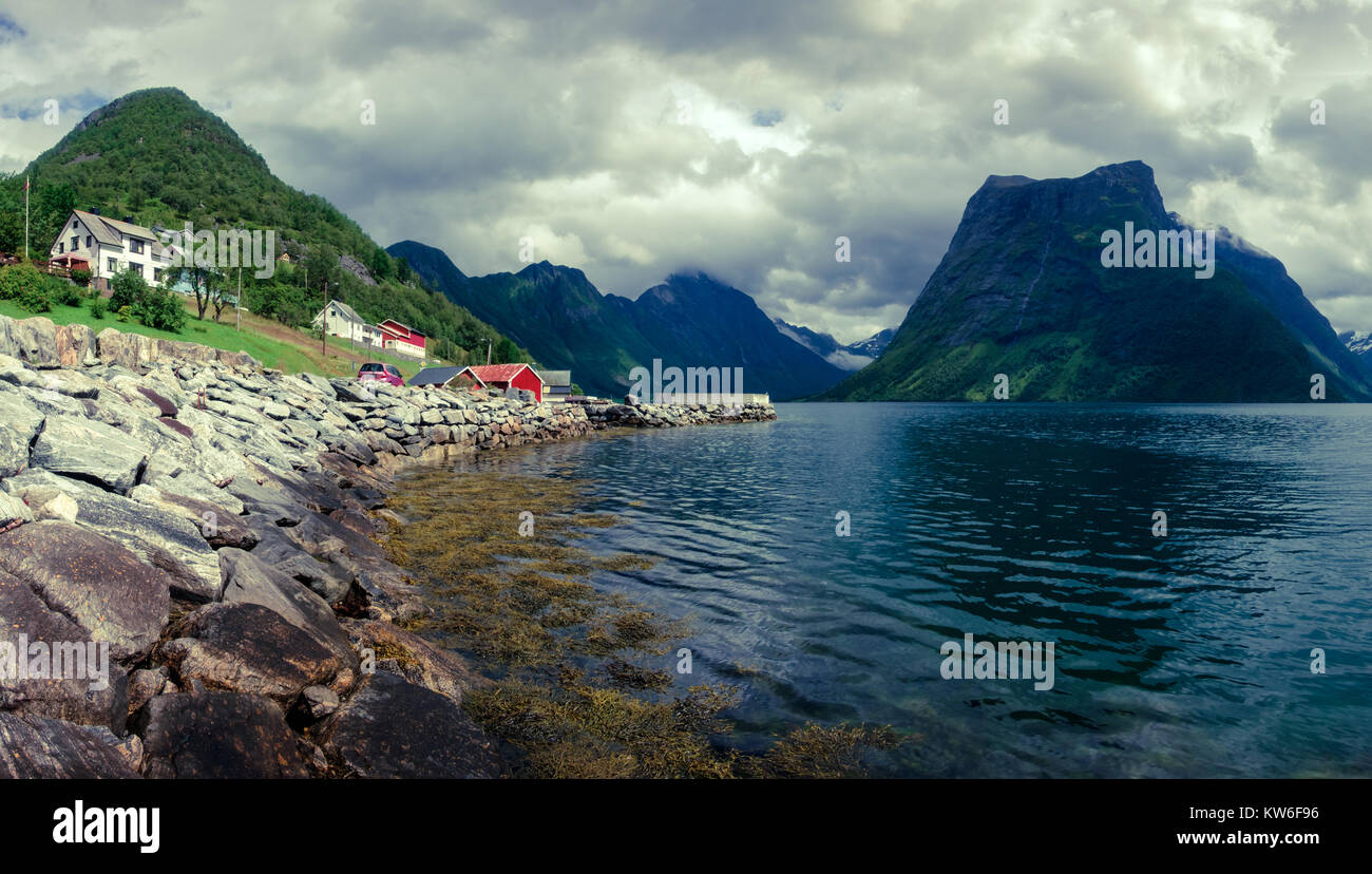Urke village et fjord Hjorundfjorden Banque D'Images