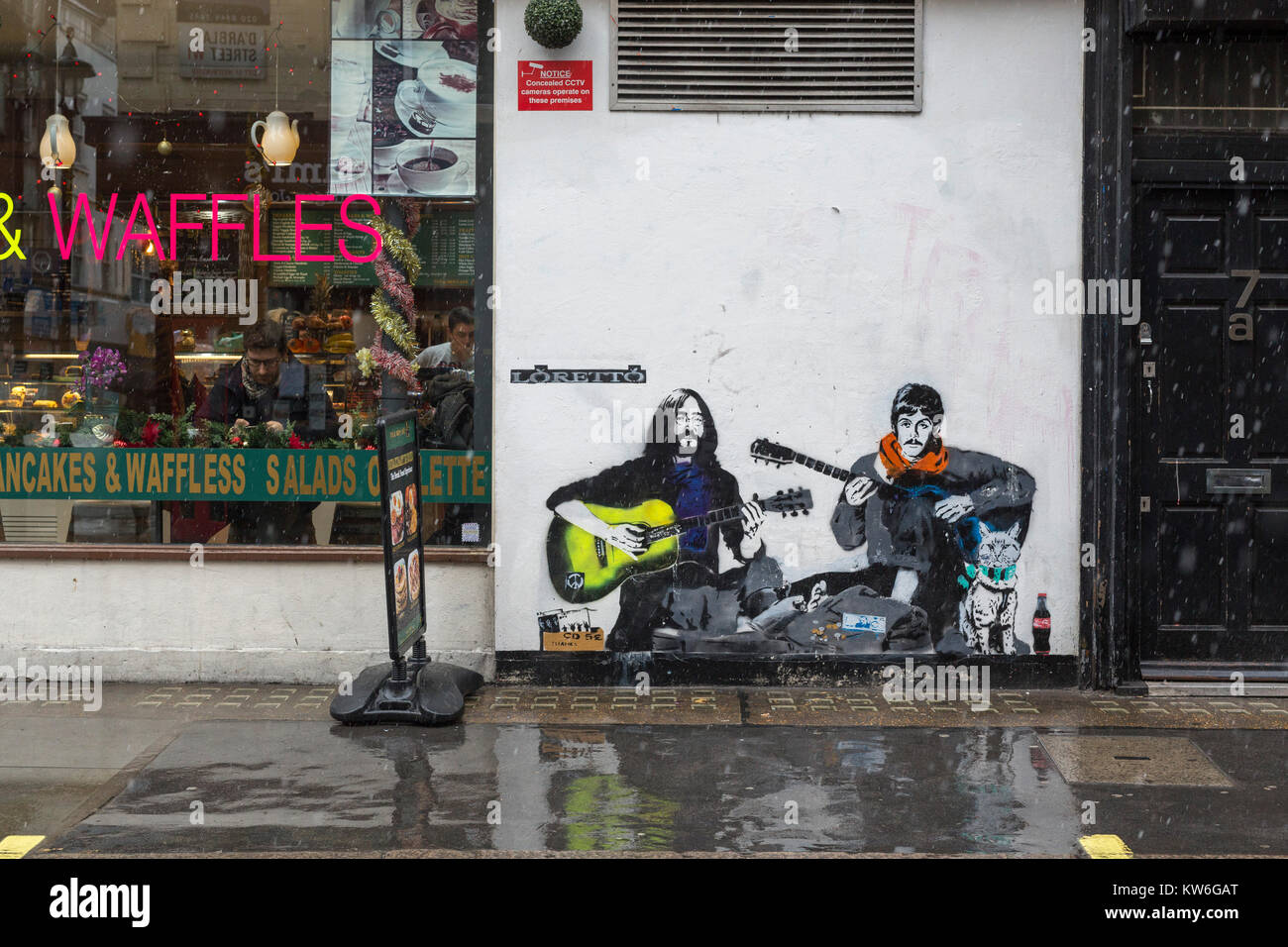 Street art dépeignant John Lennon et Paul McCartney sur mur à Soho, Londres. Banque D'Images