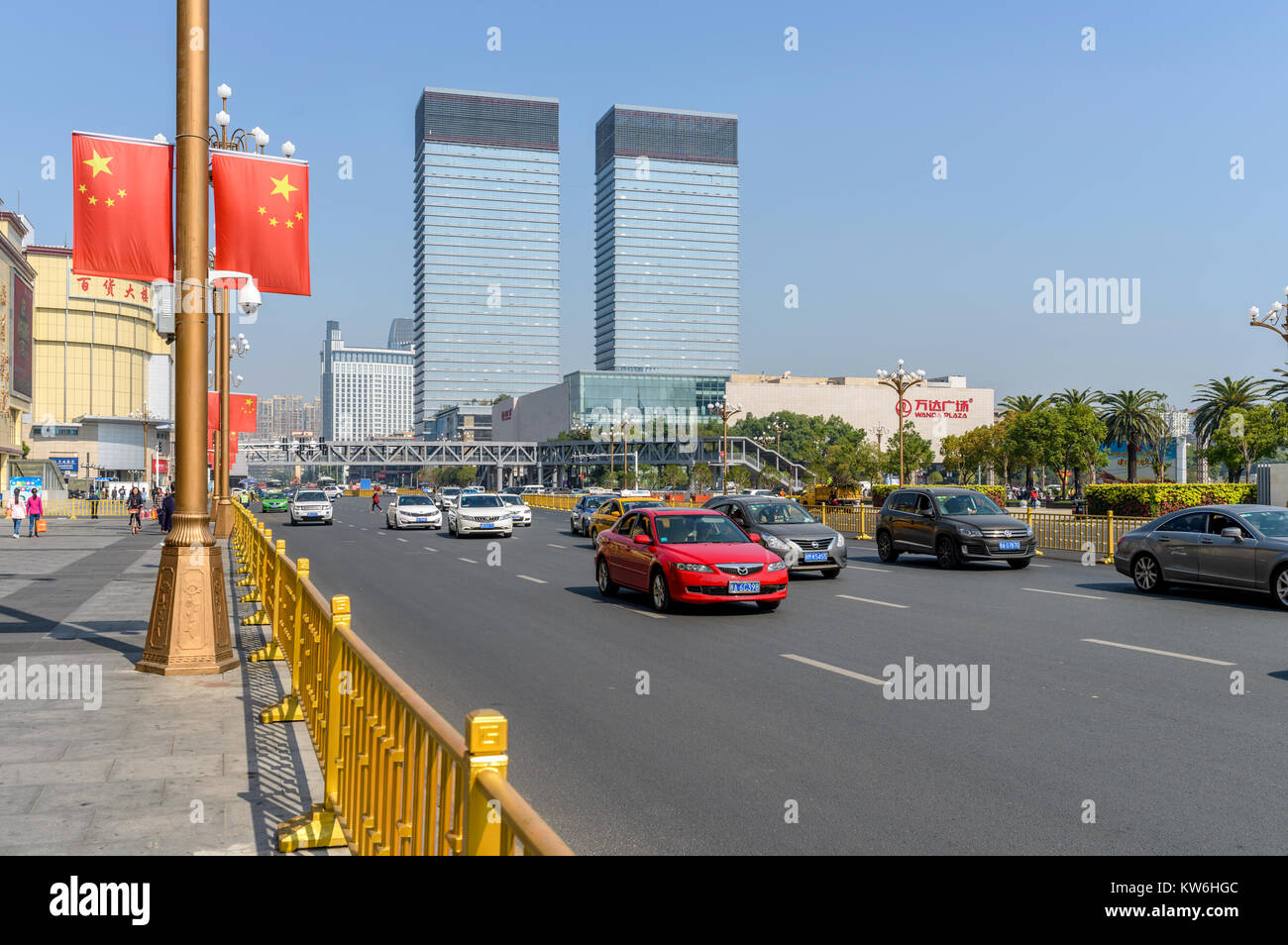 Bayi Avenue - des voitures roulant sur la propre et vaste Bayi Avenue, une rue au centre-ville de Nanchang, Jiangxi, Chine. Banque D'Images