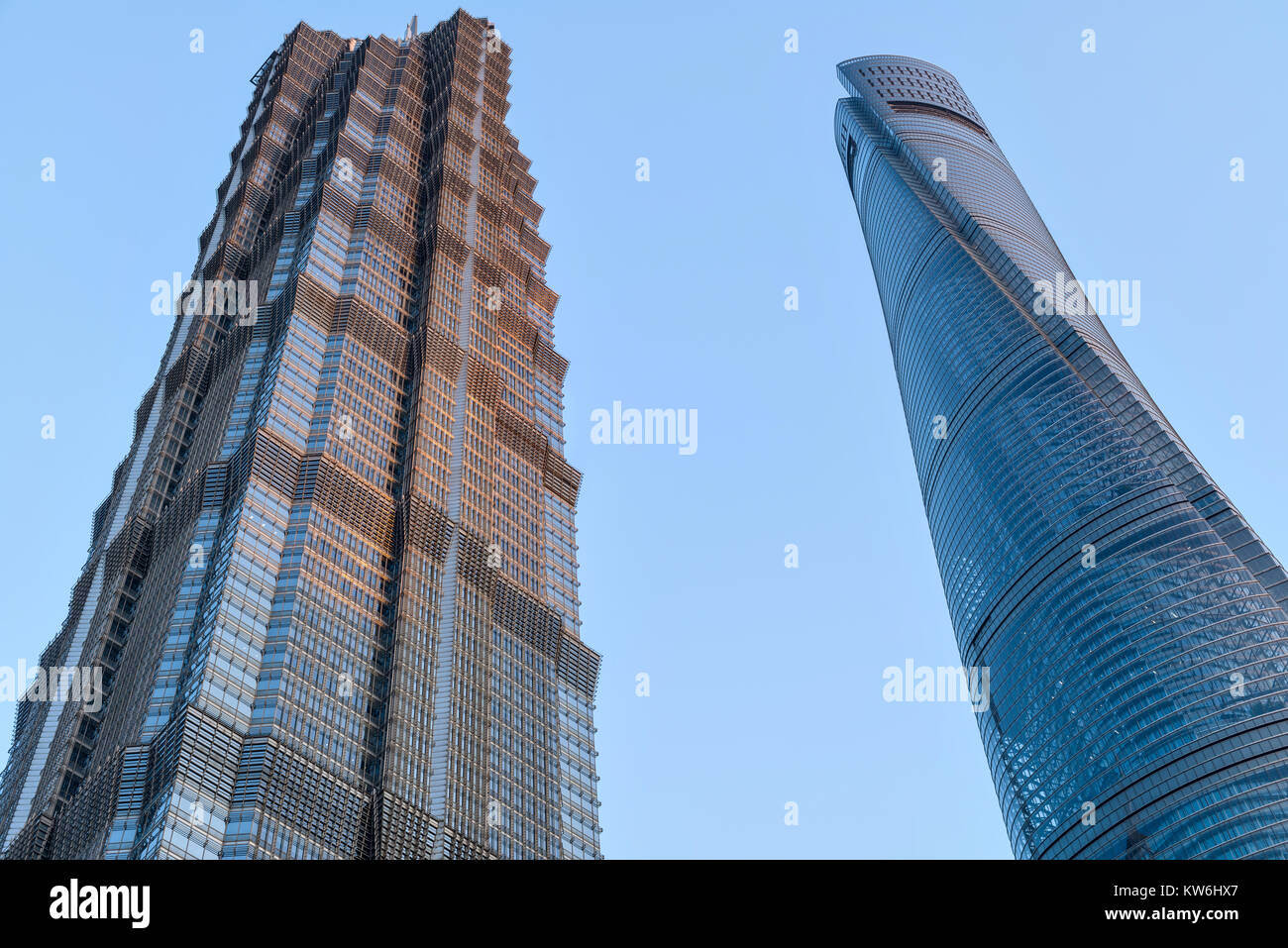 Les tours de verre et d'acier - Une vue rapprochée de la lumière du soleil du soir sur le verre et l'acier brillant façade de tour Jin Mao, à côté de la puissante tour de Shanghai. Banque D'Images