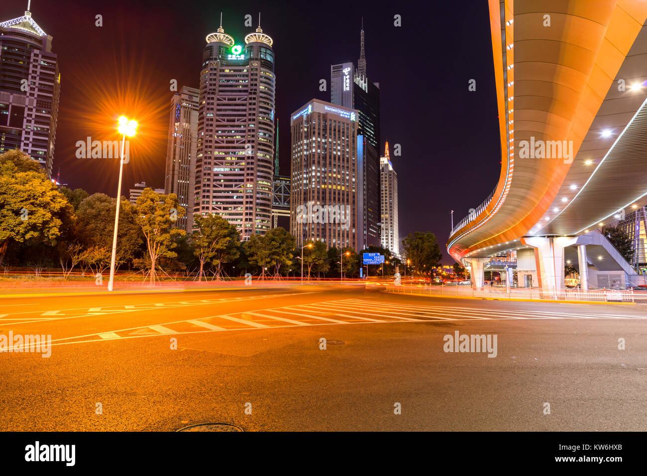 Shanghai Night Street - vaste et lumineux nuit rue du quartier financier de Lujiazui à Shanghai, Chine. Banque D'Images