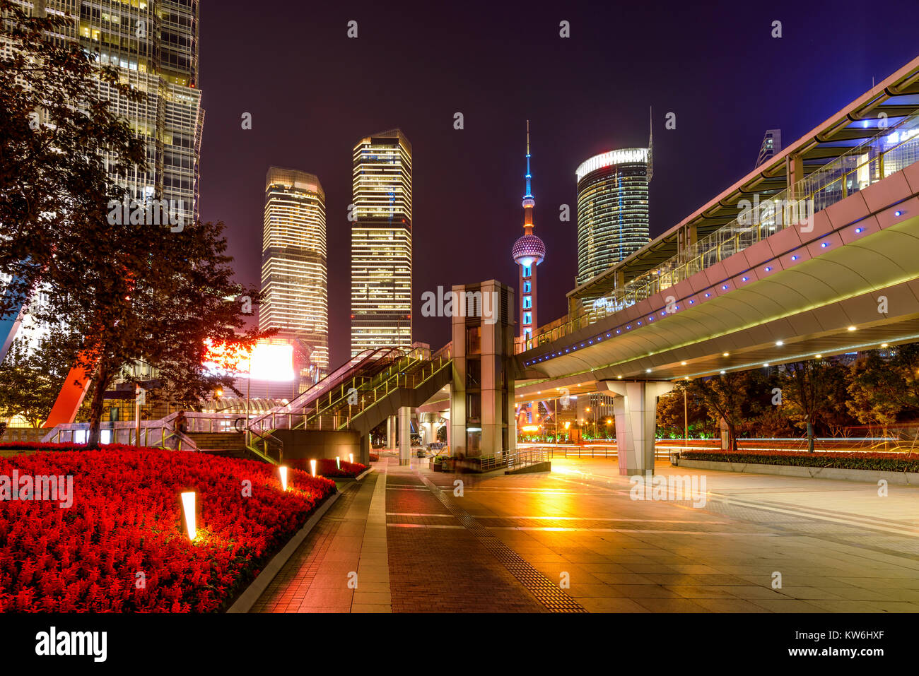 Century Avenue la nuit - Une vue de la nuit de grandes, lumineuses, colorées et modernes de trottoir siècle Avenue, une rue à Lujiazui, Shanghai, Chine. Banque D'Images