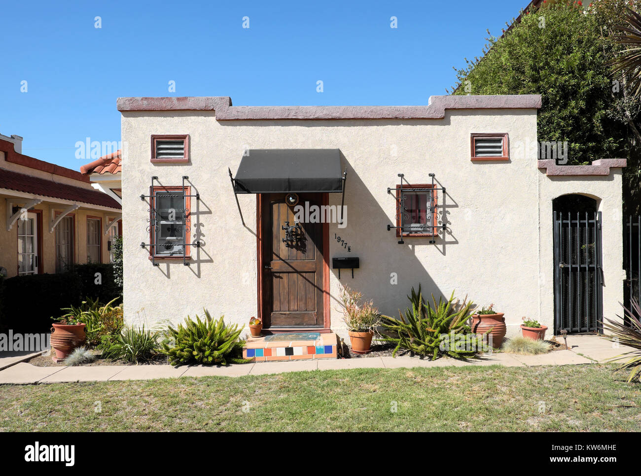 Les petits appartements de style espagnol sur Washington Avenue à Los Feliz quartier de Los Angeles, California USA KATHY DEWITT Banque D'Images