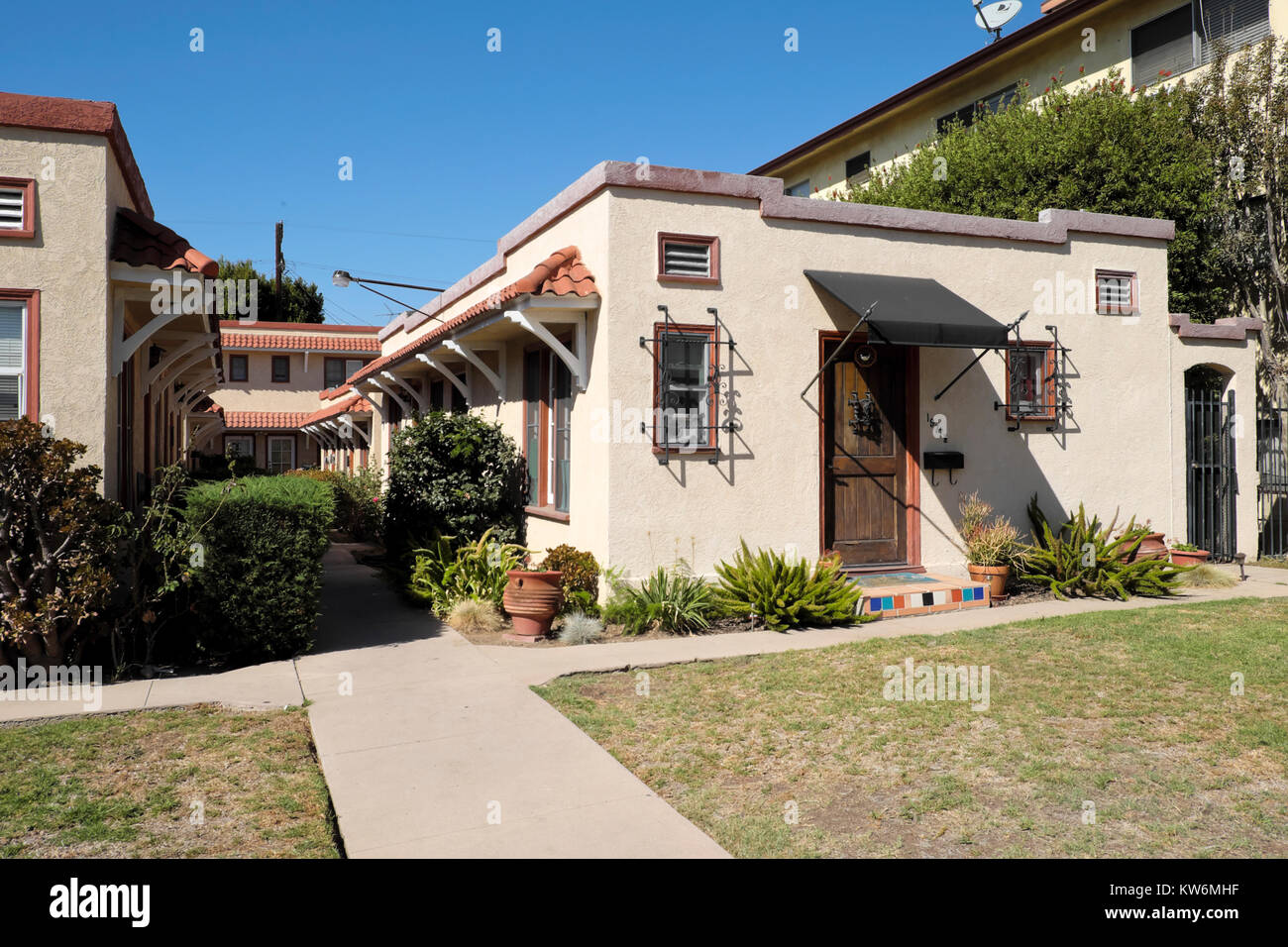 Petits appartements de style espagnol appartement toit plat sur Vermont Avenue dans le quartier Los Feliz de Los Angeles, Californie USA KATHY DEWITT Banque D'Images