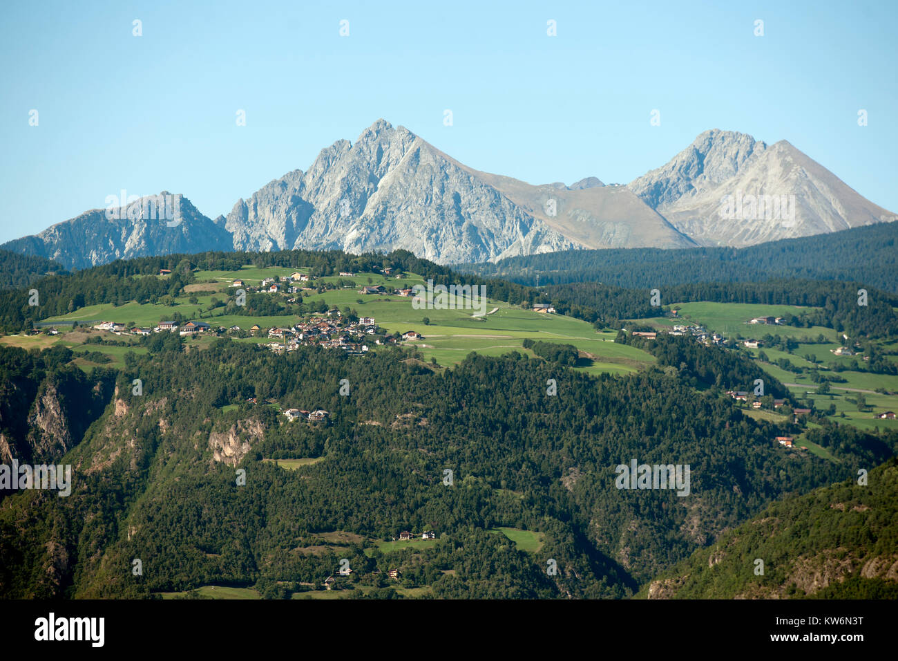 Italien, Trentino-Südtirol, Eppan bei Bozen, Blick vom Haus Lipp über das auf die gegenüberliegende Berglandschaft Etschtal Banque D'Images