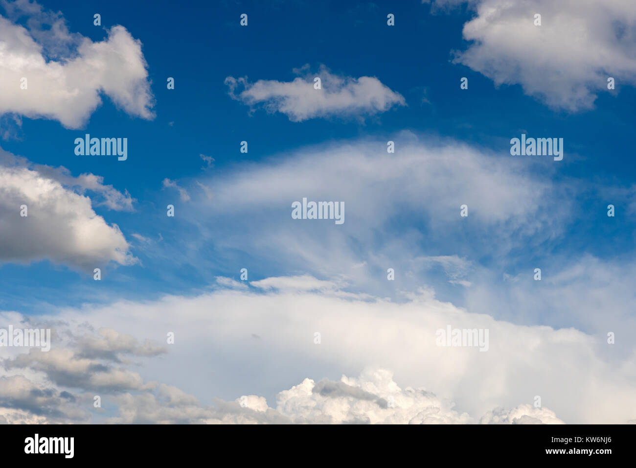 Conditions météorologiques avec cirrus et cumulus dans le ciel bleu Banque D'Images