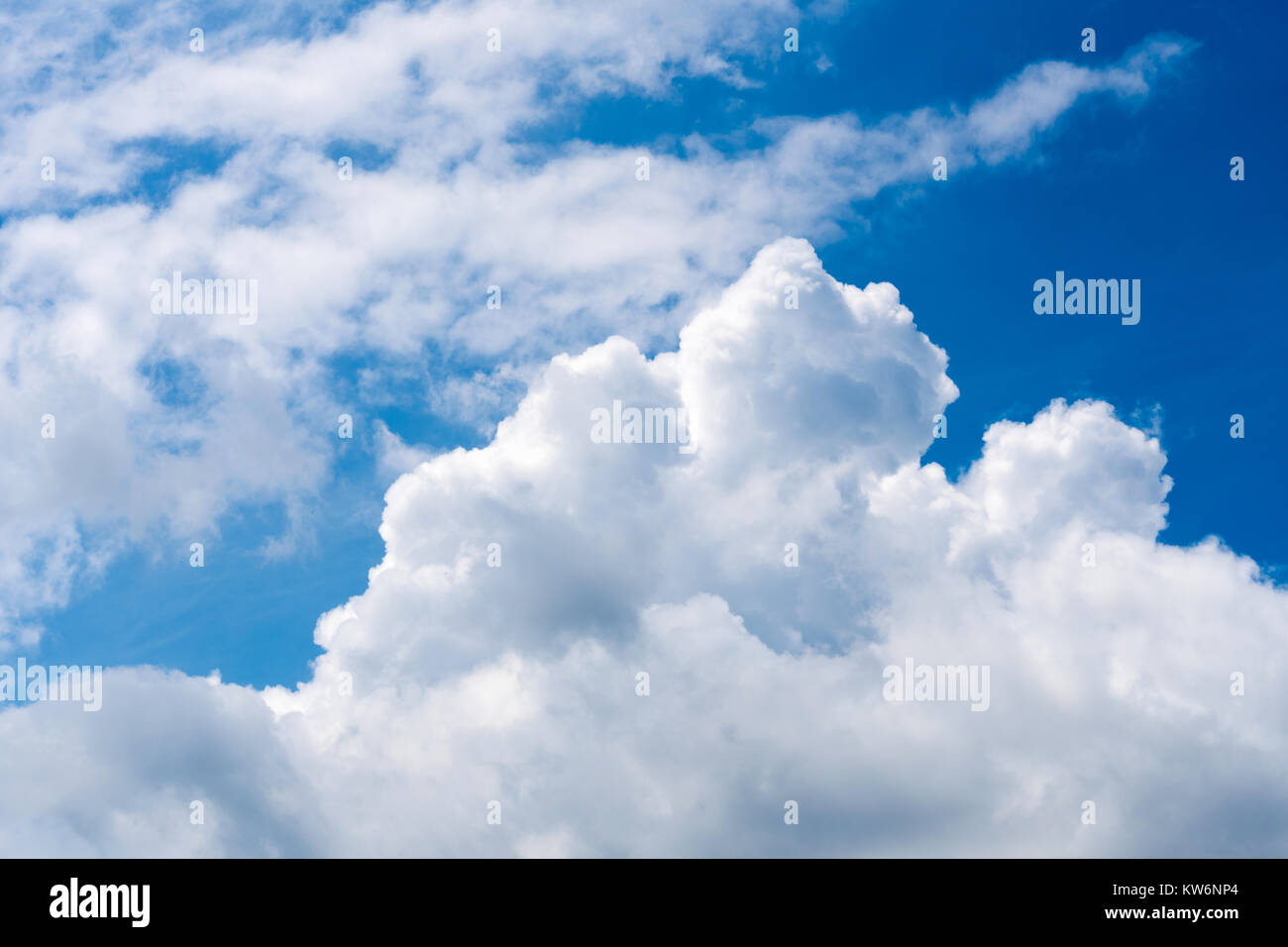 Conditions météorologiques avec des nuages dans le ciel bleu Banque D'Images