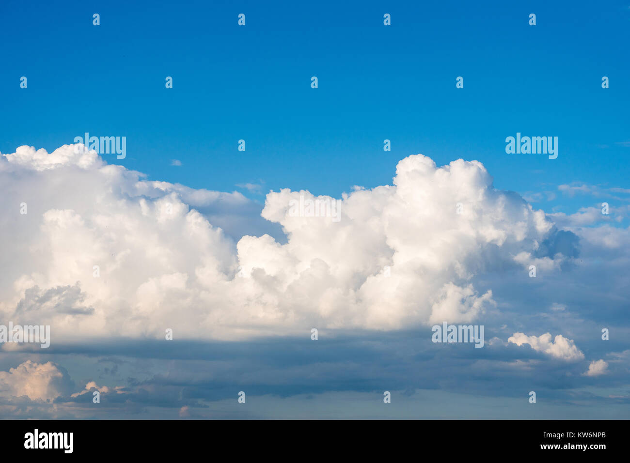 Conditions météorologiques avec des nuages dans le ciel bleu Banque D'Images