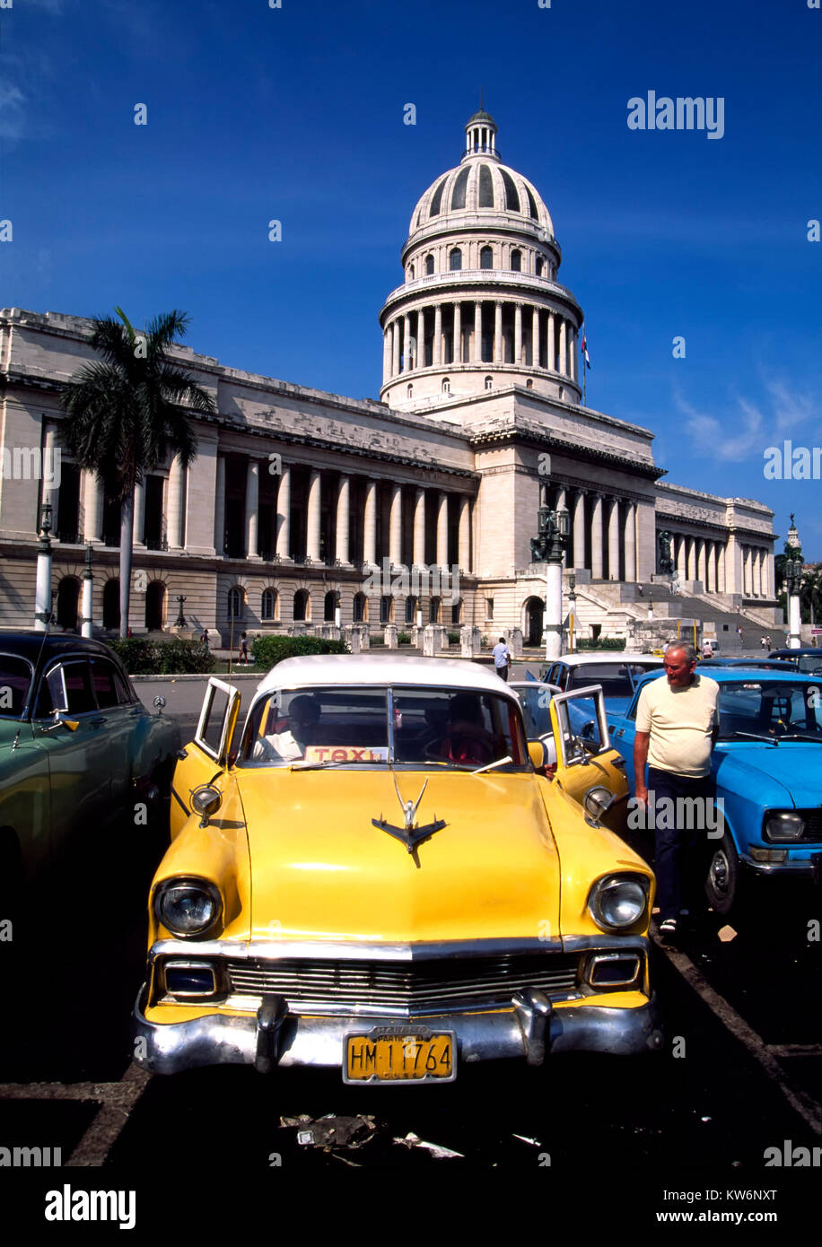 Oldtimer en face du Capitolio, La Havane, Cuba Banque D'Images