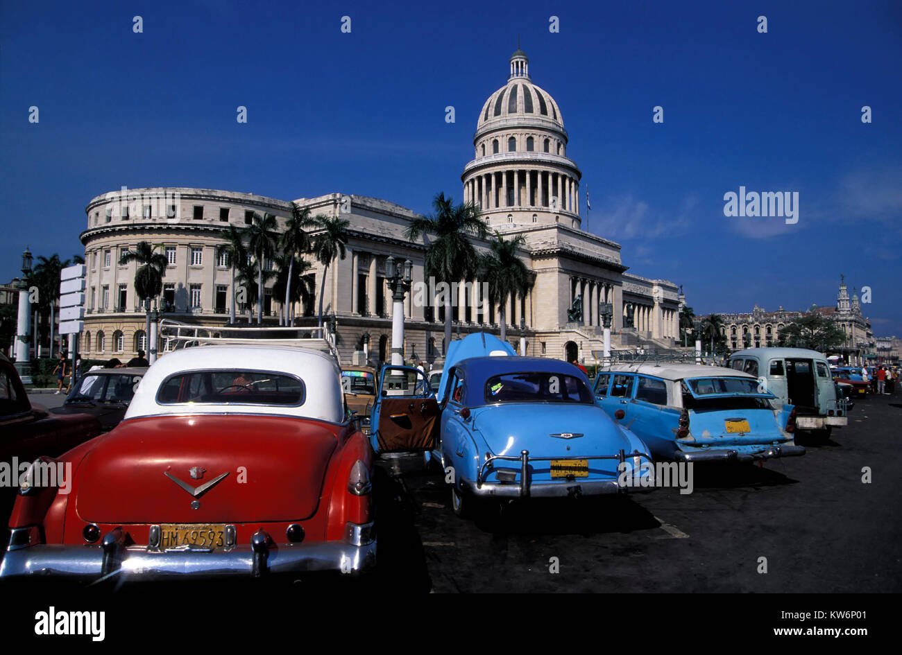 Oldtimer en face du Capitolio, La Havane, Cuba Banque D'Images