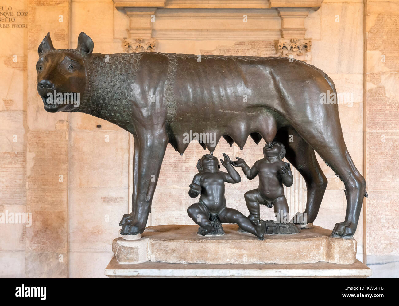 Le Musée Capitolin She-Wolf, une statue en bronze représentant un loup allaitant Romulus et Remus, les musées du Capitole, Rome, Italie Banque D'Images