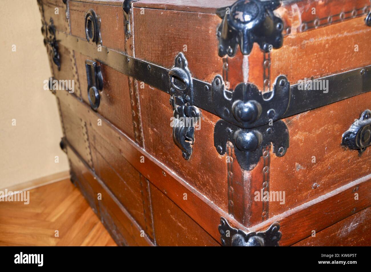 Old vintage valise en bois de couleur marron avec décoration en noir Banque D'Images