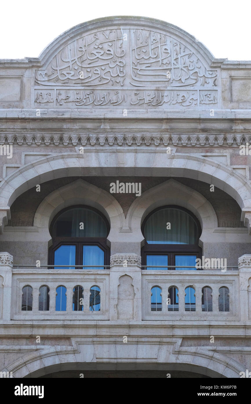 Une inscription de plaque en arabe qui se lit "nous ferons et construisons comme ils ont construit et ont fait - 1929, Conseil suprême musulman », une référence à ceux qui ont construit le Dôme du Rocher et la Mosquée Al-Aqsa sur le Mont du Temple reste sur la façade de l'hôtel Waldorf Astoria à Jérusalem-Ouest Israël. Ce bâtiment, appelé Palace Hotel, a été mis en service en 1929 par le Grand Mufti Hajj Amin-El Husseini de Jérusalem et devait faire partie d’un complexe universitaire musulman qui était alors la ligne de démarcation entre musulmans et juifs à Jérusalem. Banque D'Images