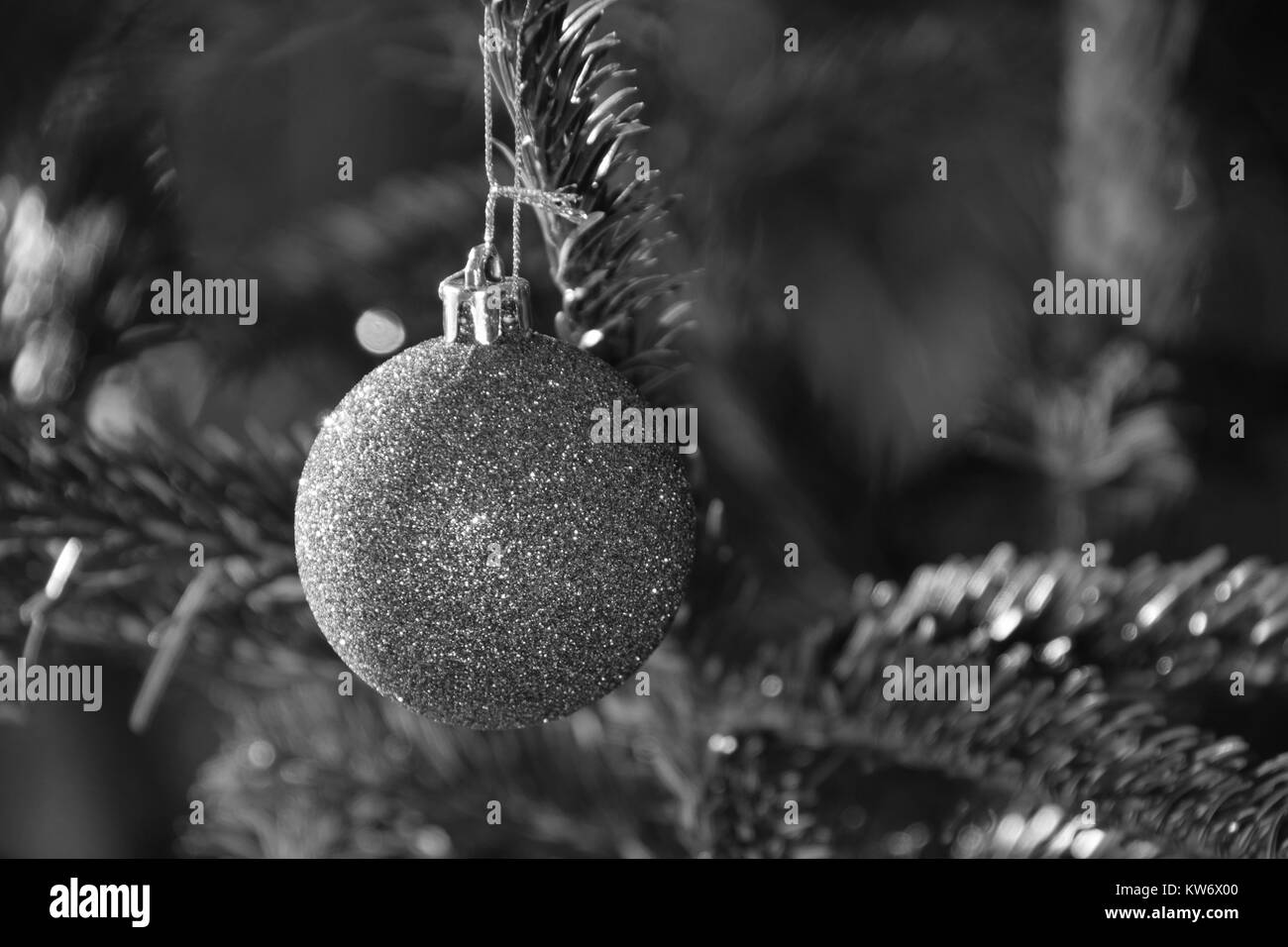 Look noir et blanc de boule de Noël avec effet bokeh Banque D'Images