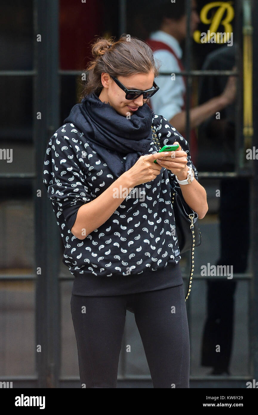 NEW YORK, NY - 14 MAI : Irina Shayk modèle russe porte un Eleven Paris x  Les (Art)ists shirt et un foulard quand repéré des SMS sur son téléphone en  attendant qu'une