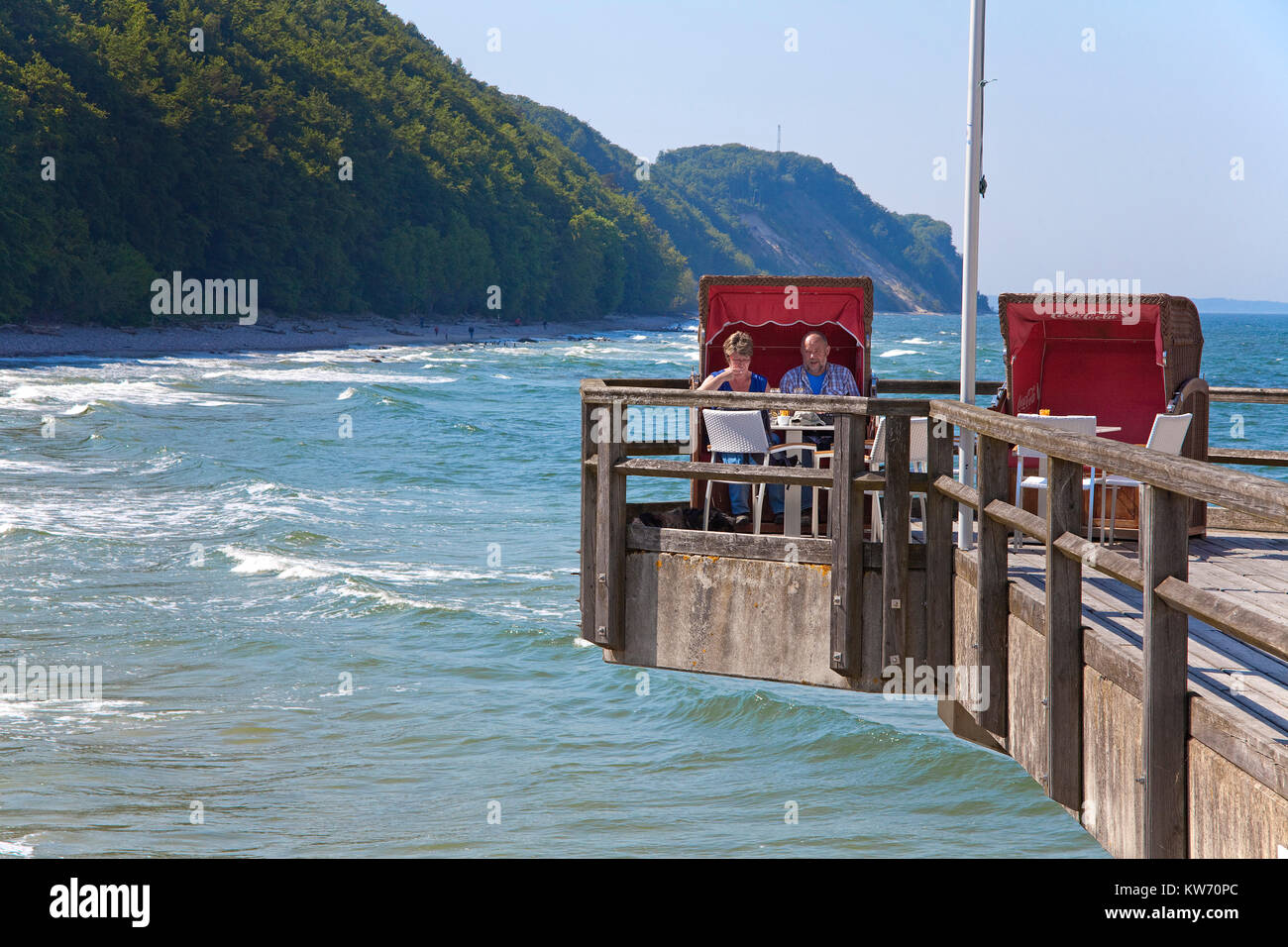Terrasse suspendue de restaurant sur le quai, l'île de Rügen, Sellin, Mecklembourg-Poméranie-Occidentale, de la mer Baltique, l'Allemagne, de l'Europe Banque D'Images