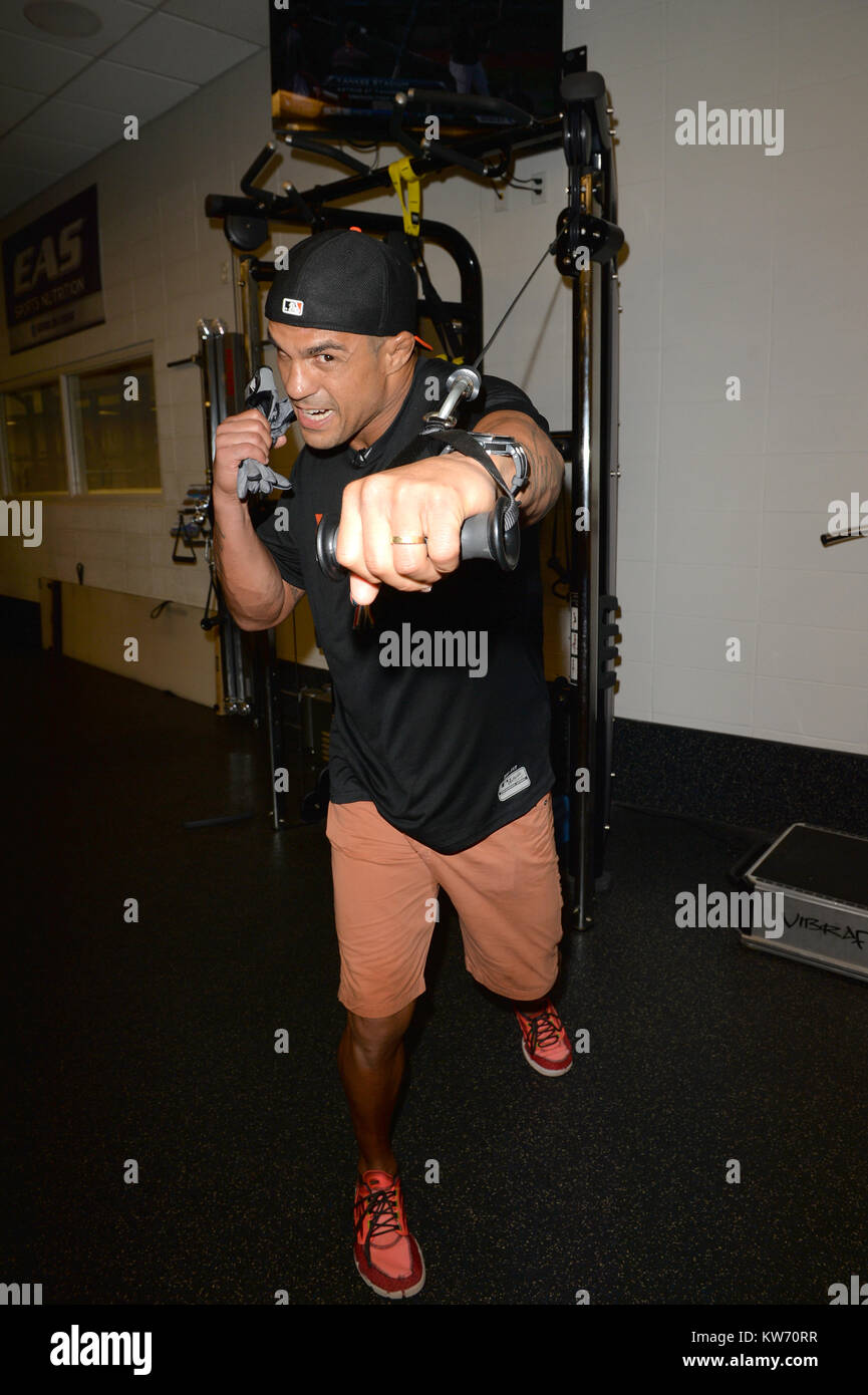 MIAMI, FLORIDE - 19 août : (COUVERTURE EXCLUSIVE) UFC Fighter Vitor Belfort rend visite à ses amis et Marlin Miami attrape une coupe rapide avec les Marlins à Headzup Coiffure Hugo "Jus" Tandron avant leur match au Parc des Marlins. Vitor Vieira Belfort est un artiste martial mixte brésilien et ancien champion poids lourd UFC Light ainsi que 12 UFC Heavyweight Champion du tournoi. Belfort est né à Rio de Janeiro et a étudié avec le jiu-jitsu Gracie, à savoir la famille Carlson Gracie. À compter du 22 juillet 2014, il est # 2 dans le classement officiel de poids moyen de l'UFC, # 13 à # 12 light heavyweight et livre-pour-poun Banque D'Images