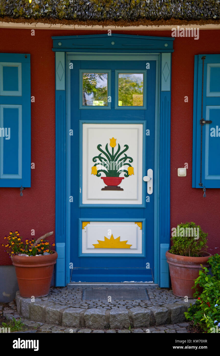 Peint en couleurs/porte d'une maison au village Ahrenshoop, Fishland, Mecklembourg-Poméranie-Occidentale, de la mer Baltique, l'Allemagne, de l'Europe Banque D'Images